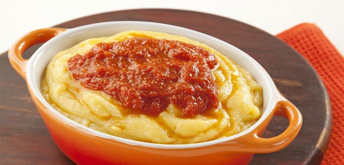 Tradicional polenta faz parte do cardápio junino em Caruaru