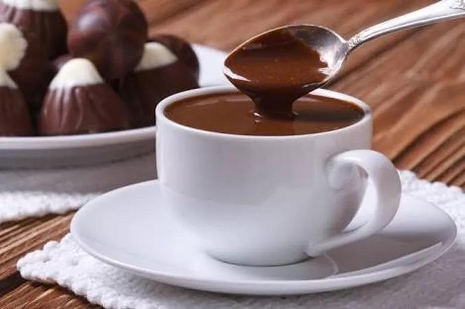 Confira receita de chocolate quente fácil com 3 ingredientes