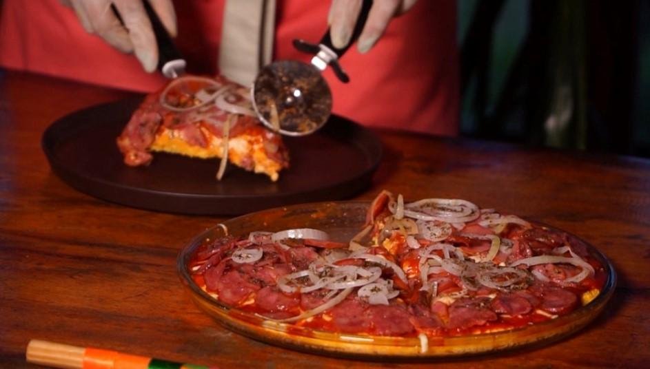 Aprenda a fazer pizza de calabresa nordestina com massa de fubá no micro-ondas