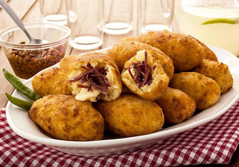 Confira receita do tradicional bolinho de macaxeira com charque