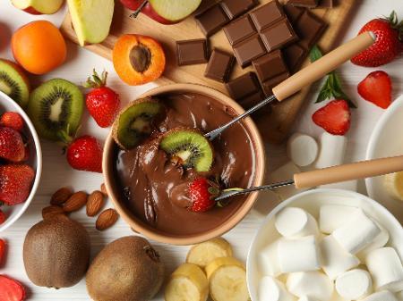 Aprenda a fazer fondue de chocolate para comer nos dias frios
